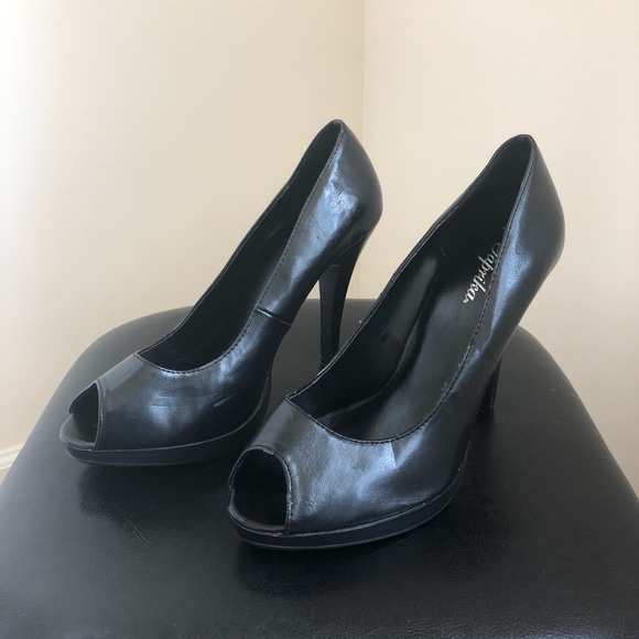 Black Leather Stilettos, Size 8.5 - Picture 4 of 6